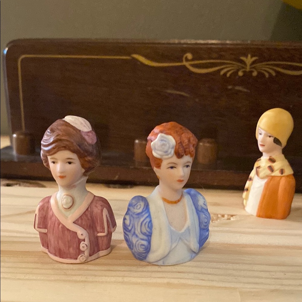 Vintage Style Figurine Wall Decor - Picture 3 of 7